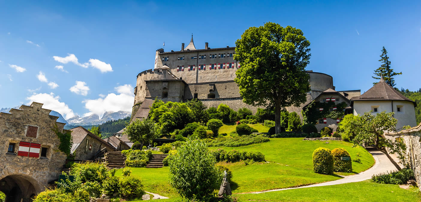 Die Burg Hohenwerfen thront über dem Salzachtal