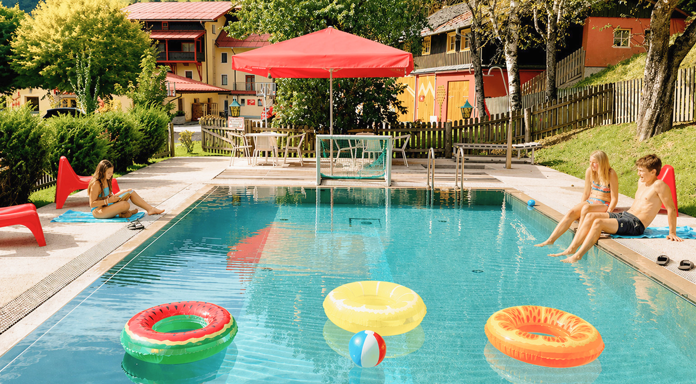 Entspannen am Pool mit Freunden