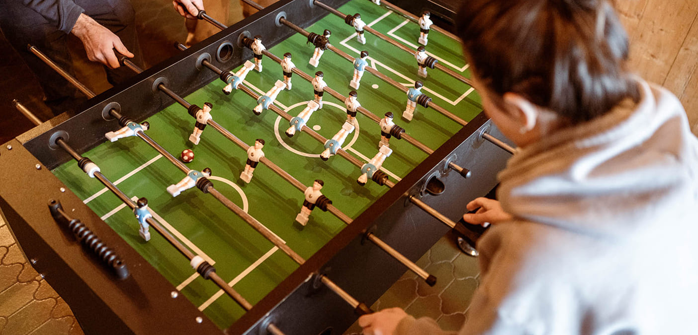 Tischfußball mit Freunden im großen Spielraum